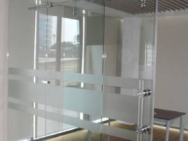 cửa kính cường lực có an toàn không